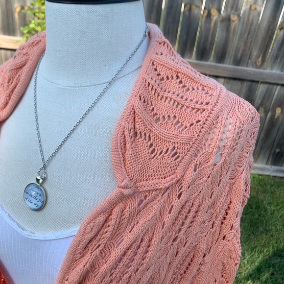 VINTAGE HANDMADE KNIT CARDIGAN WITH SCALLOPED NECKLINE. EXCELLENT CONDITION - Picture 3 of 14